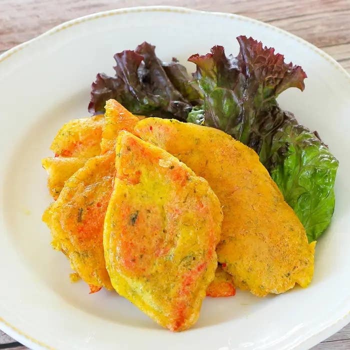 皿に盛られた野菜の天ぷらとレタス。