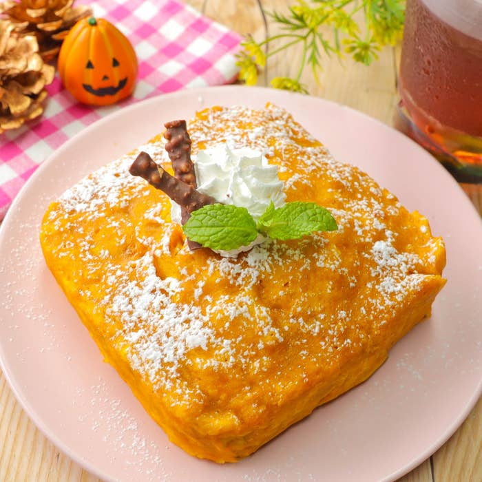 パンプキンスイーツが皿に盛られ、ホイップクリームとミントがトッピングされている。秋の雰囲気が漂うデコレーション。