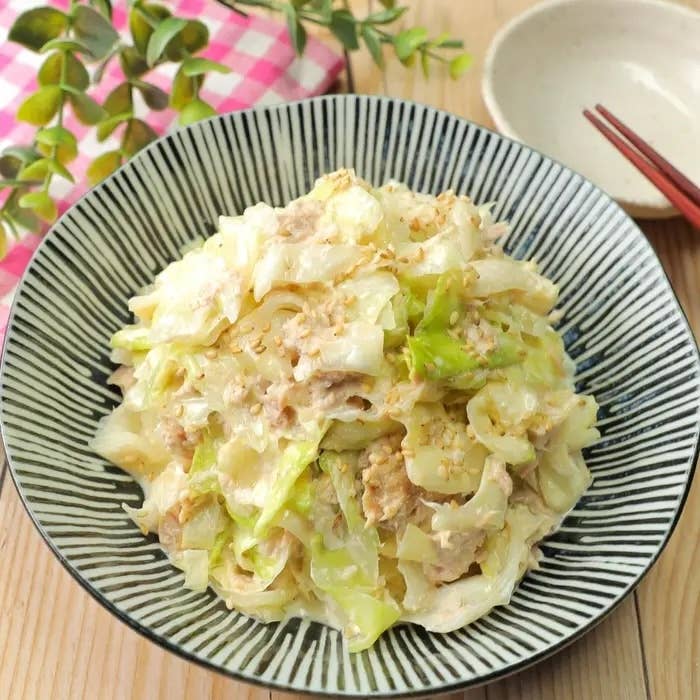 キャベツとツナのサラダがボウルに盛られている。横には箸と空の小皿があります。