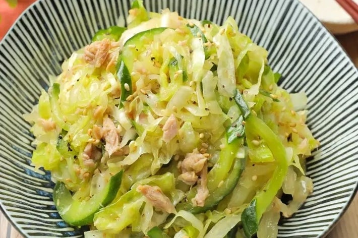 キャベツとツナの和え物がボウルに盛られている。新鮮な野菜が見える。