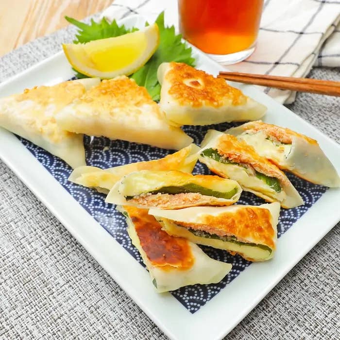 皿に盛り付けられたギョーザとレモン、飲み物。