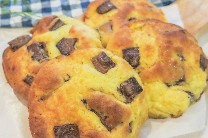 ホットケーキミックスで作ったチョコチャンククッキーが4つ、テーブルに置かれています。