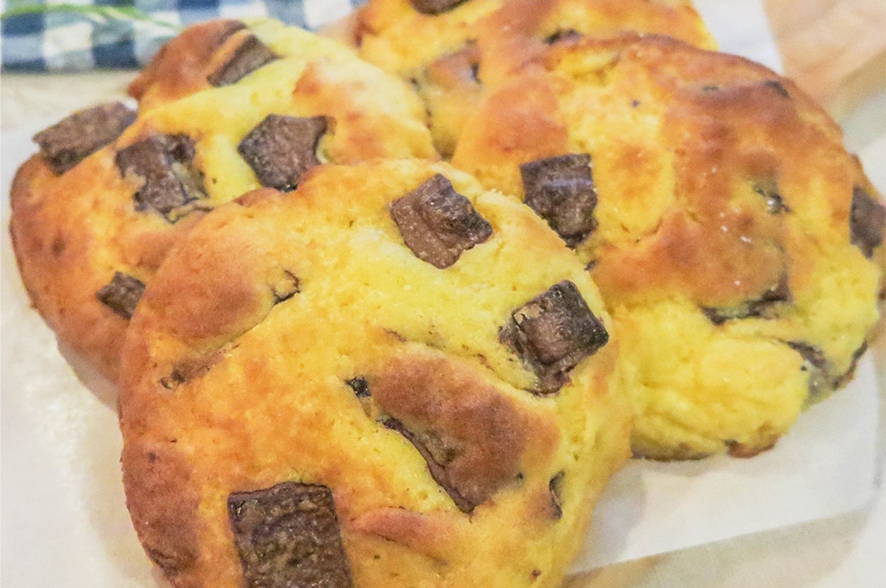 ホットケーキミックスで作ったチョコチャンククッキーが4つ、テーブルに置かれています。