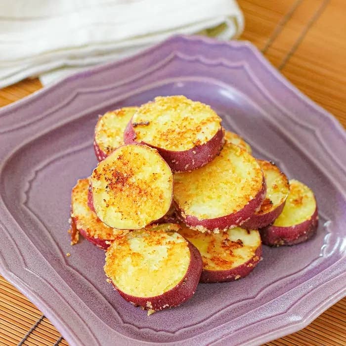 お皿に盛り付けられた焼きさつまいものスライス。外側がカリッと焼かれている。