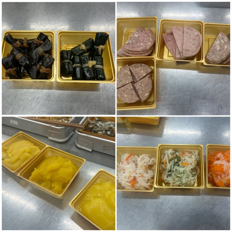 金色の容器に入った様々な食材。キュウリの漬物や薄切りソーセージ、タクアン、野菜の漬物が見える。