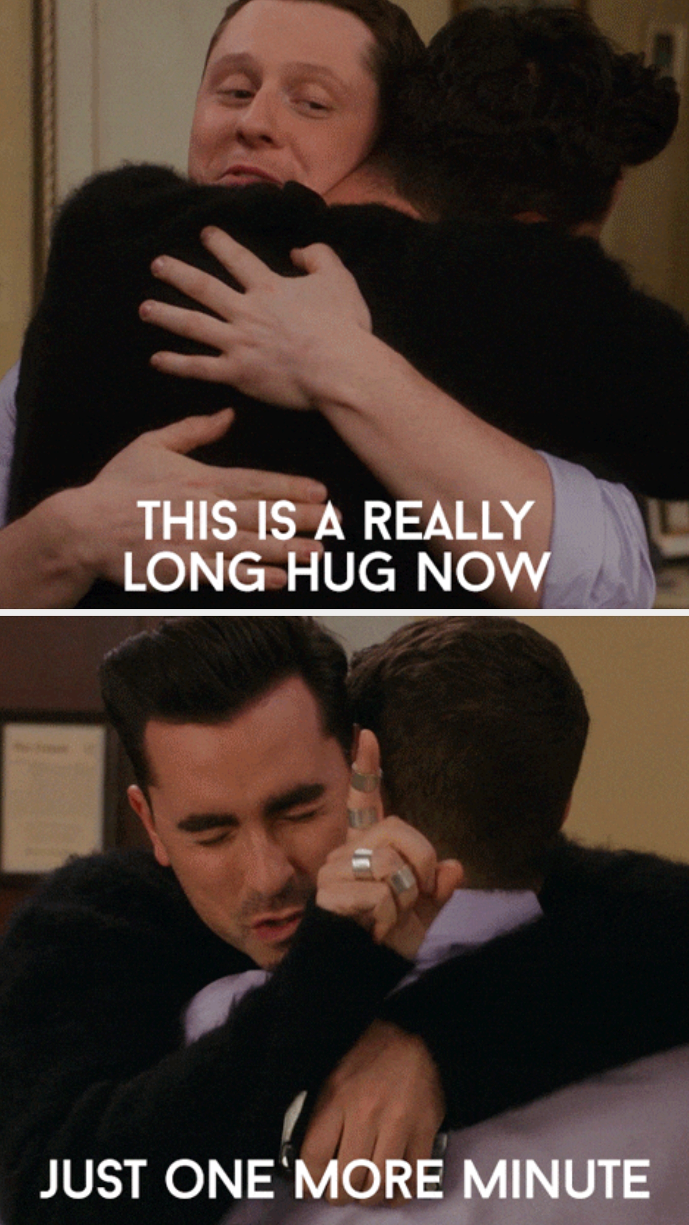 To menn omfavner i en lang, inderlig klem. Bildetekstene leste, & quot; dette er en veldig lang klem nå & quot; og & quot; bare ett minutt til. & quot;