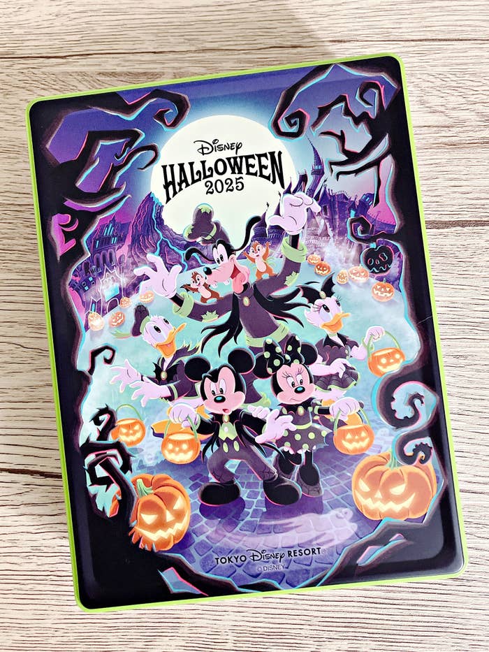 ディズニーランドの「アソーテッド・クッキー缶 ミッキーマウスと仲間たち ディズニー・ハロウィーン」