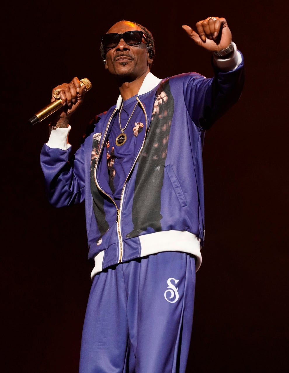 19 Celebs Who Welcomed Babies Super Young 19 Snoop Dogg performing on stage.