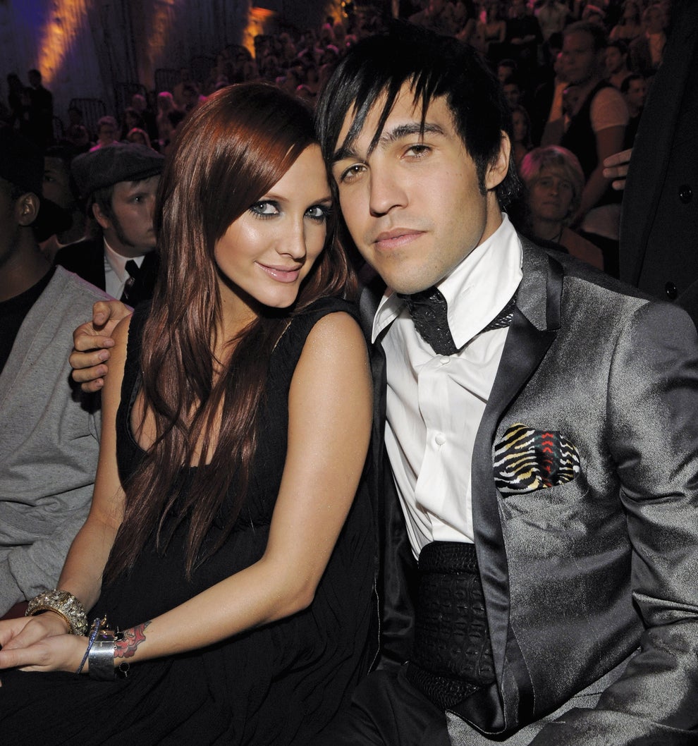 19 Celebs Who Welcomed Babies Super Young 27 Ashlee Simpson and Pete Wentz sitting together.
