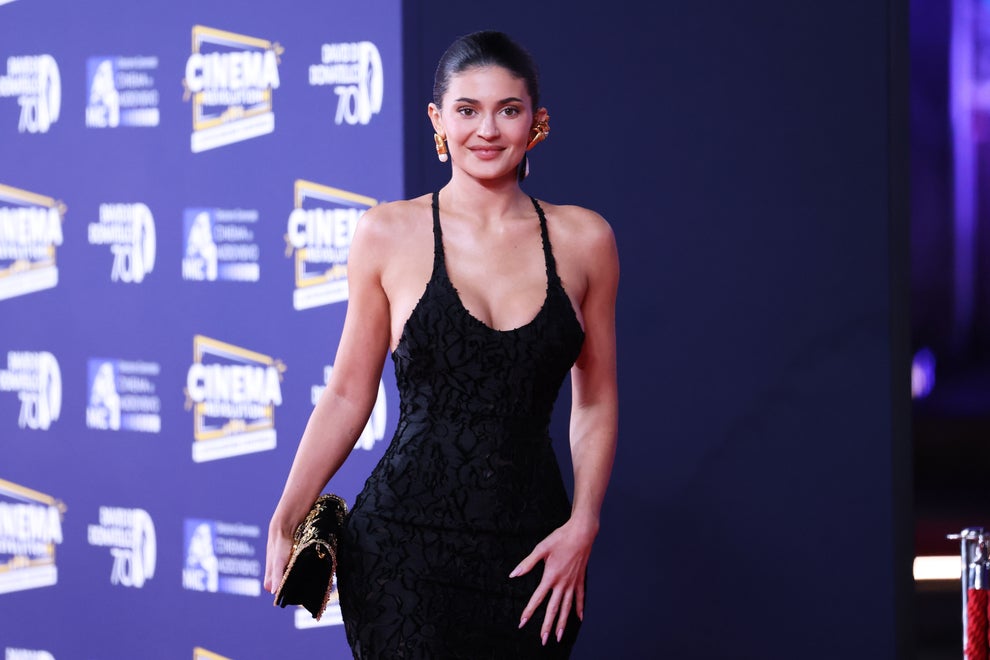 19 Celebs Who Welcomed Babies Super Young 7 Kylie Jenner on the red carpet wearing a black dress