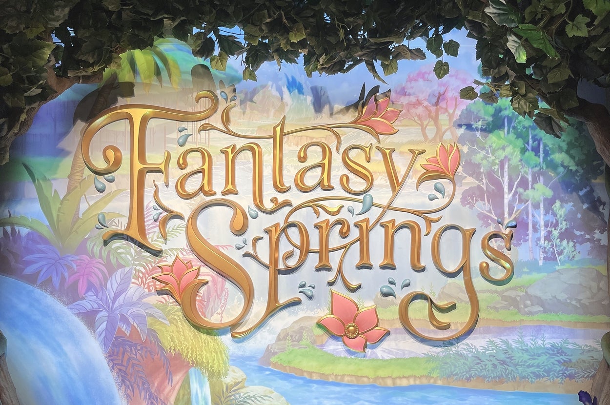 「Fantasy Springs」の看板が森の風景と共に描かれた幻想的な背景。