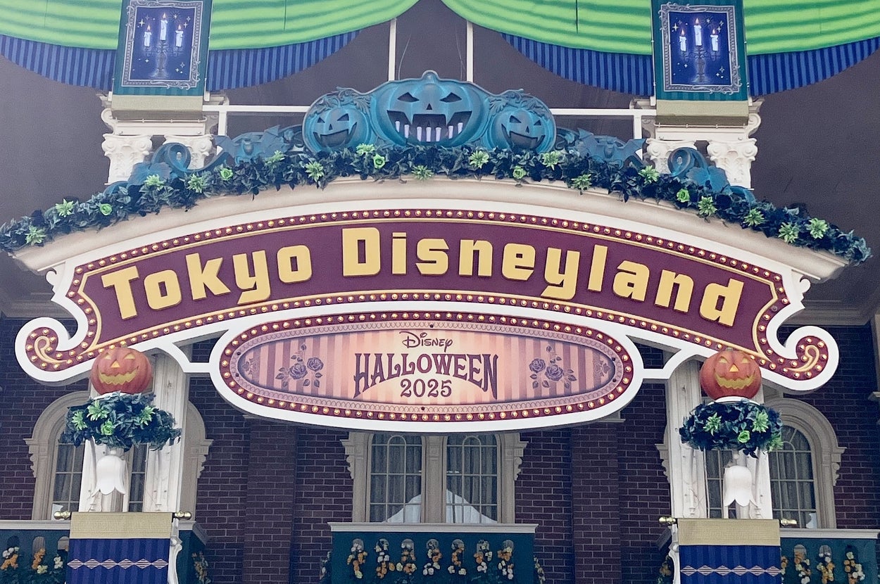 東京ディズニーランドのハロウィーン2023の飾り付けが施された入口。カボチャとゴシック調の装飾が特徴的。