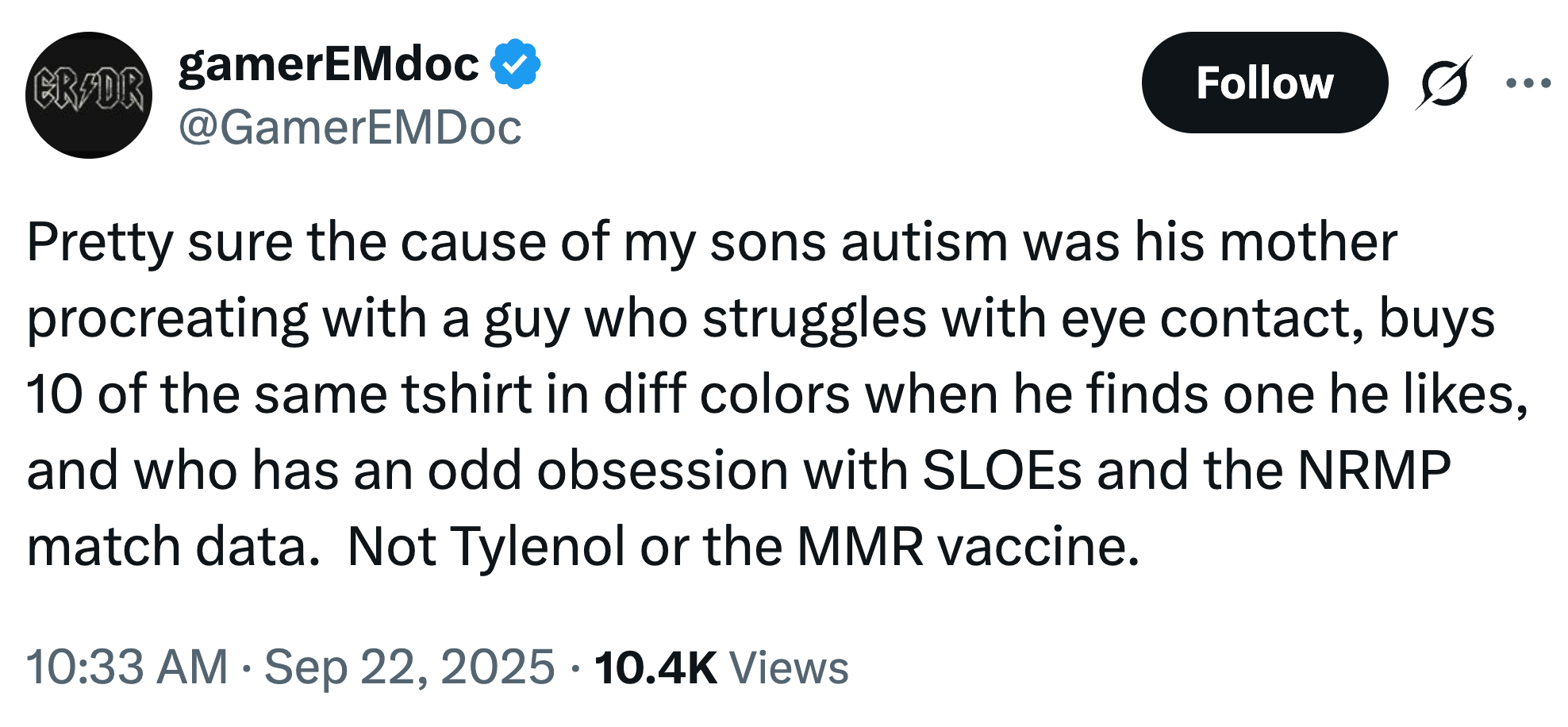 Tweet antyder humoristisk årsaken til at en sønns autisme ikke er vaksiner, men snarere foreldrestyrker som øyekontaktproblemer og matchende klær