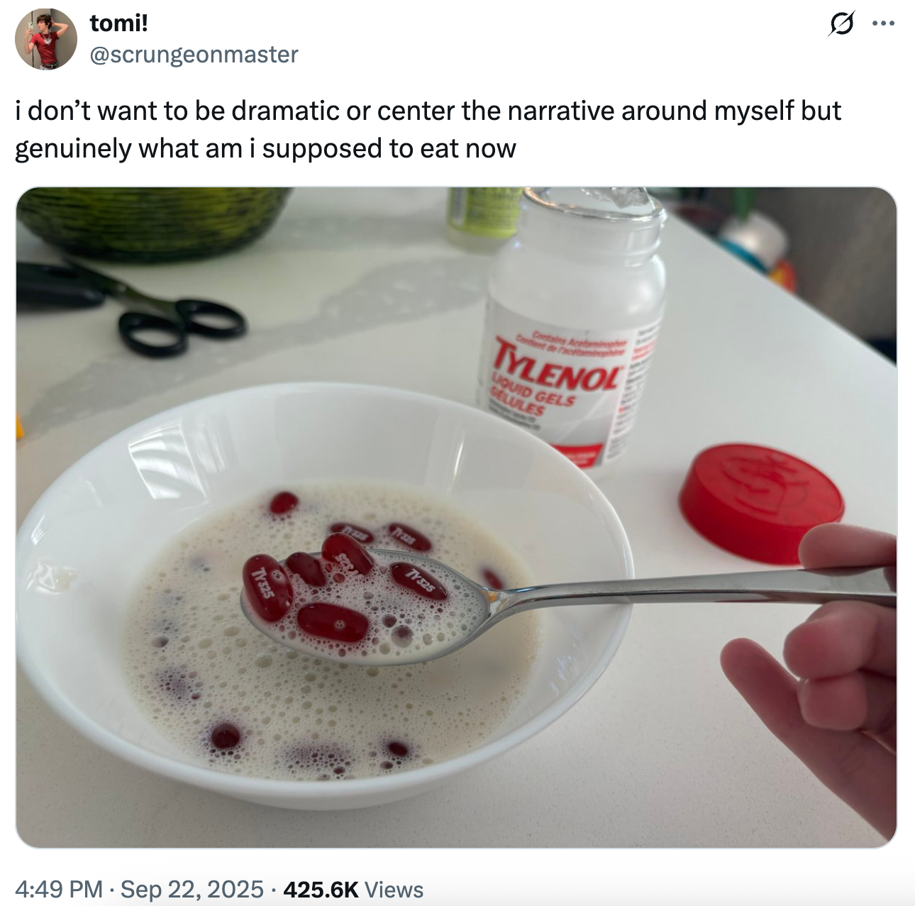 En skje samler Tylenol-piller fra en skål med frokostblandinger og melk, med en halvåpent Tylenol-flaske i nærheten