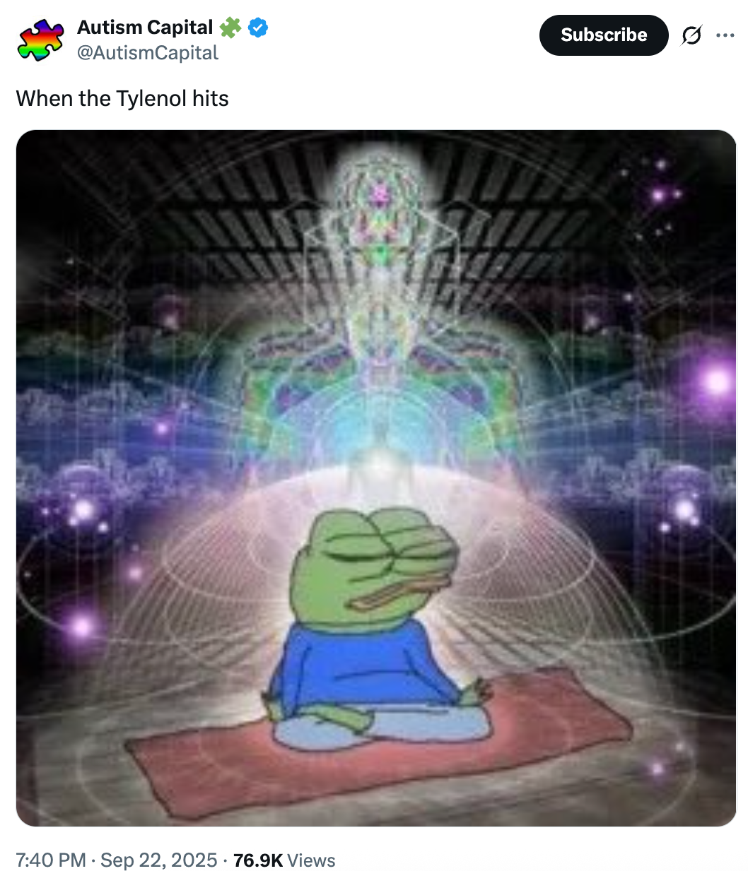 En tegneseriefrosk sitter kryssbenet på en mat med lukkede øyne, omgitt av mystiske, psykedeliske mønstre