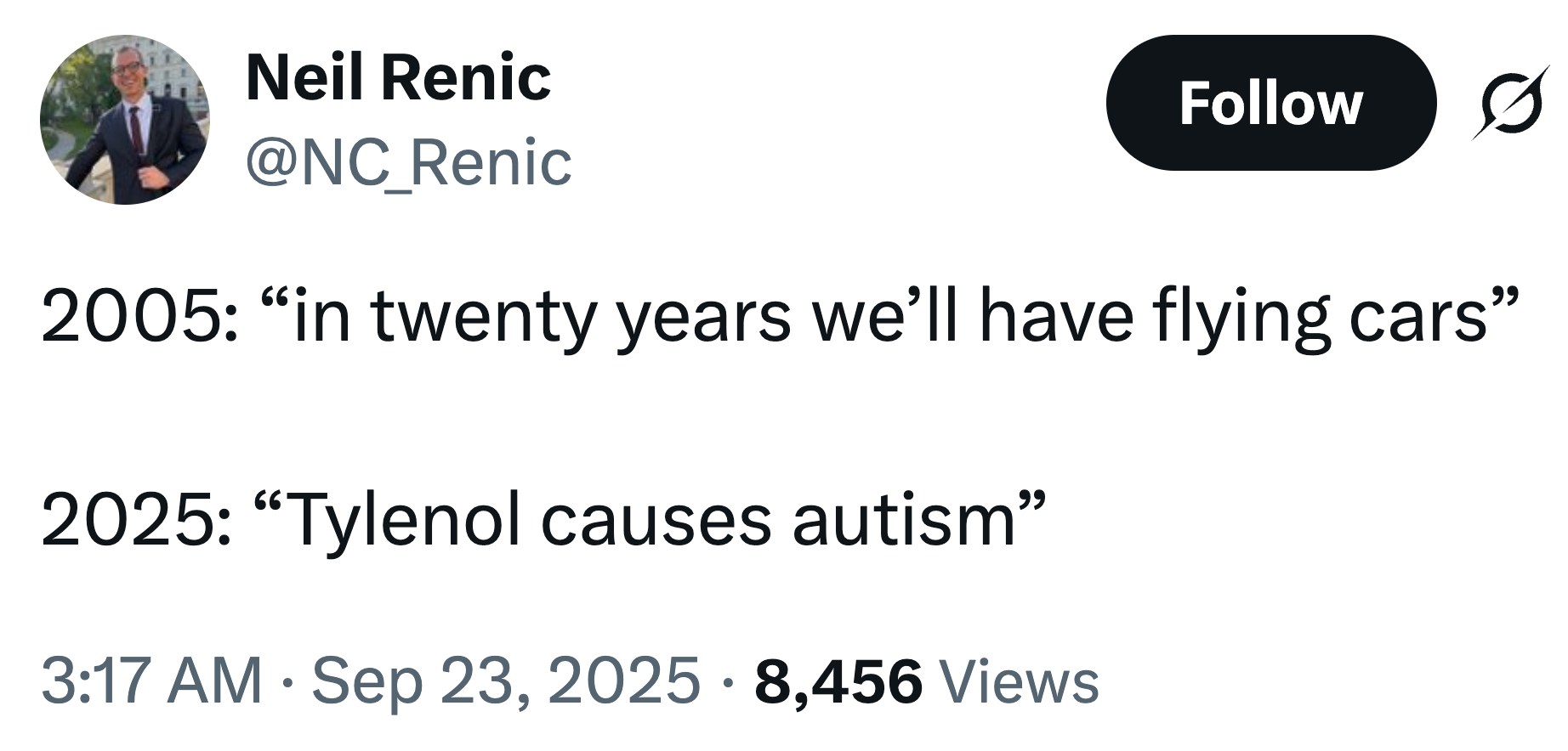 Tweet sammenstiller en spådom fra 2005 av flygende biler med en 2025 påstand om at Tylenol forårsaker autisme