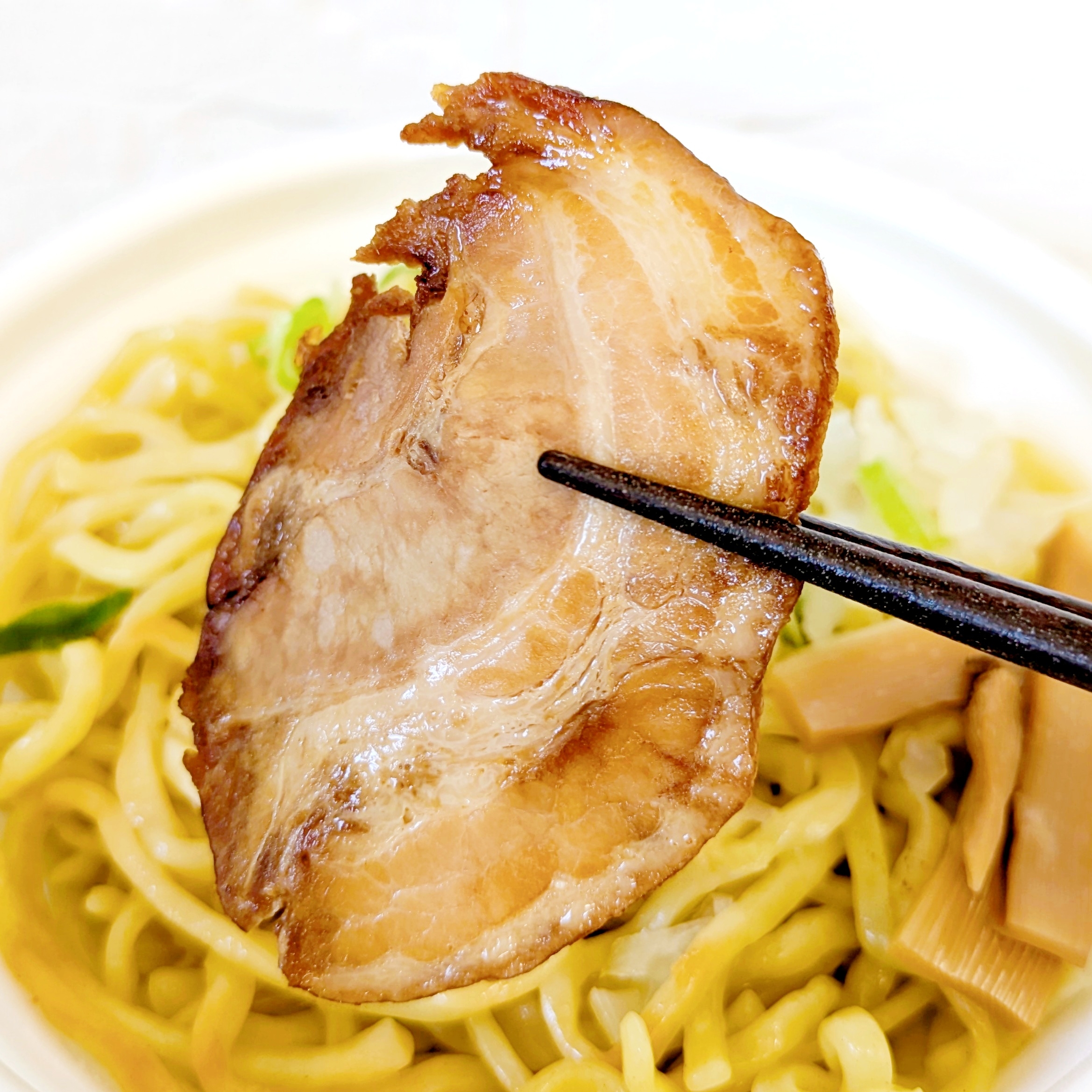 セブン-イレブンの「極太麺！コク旨醤油の油そば」