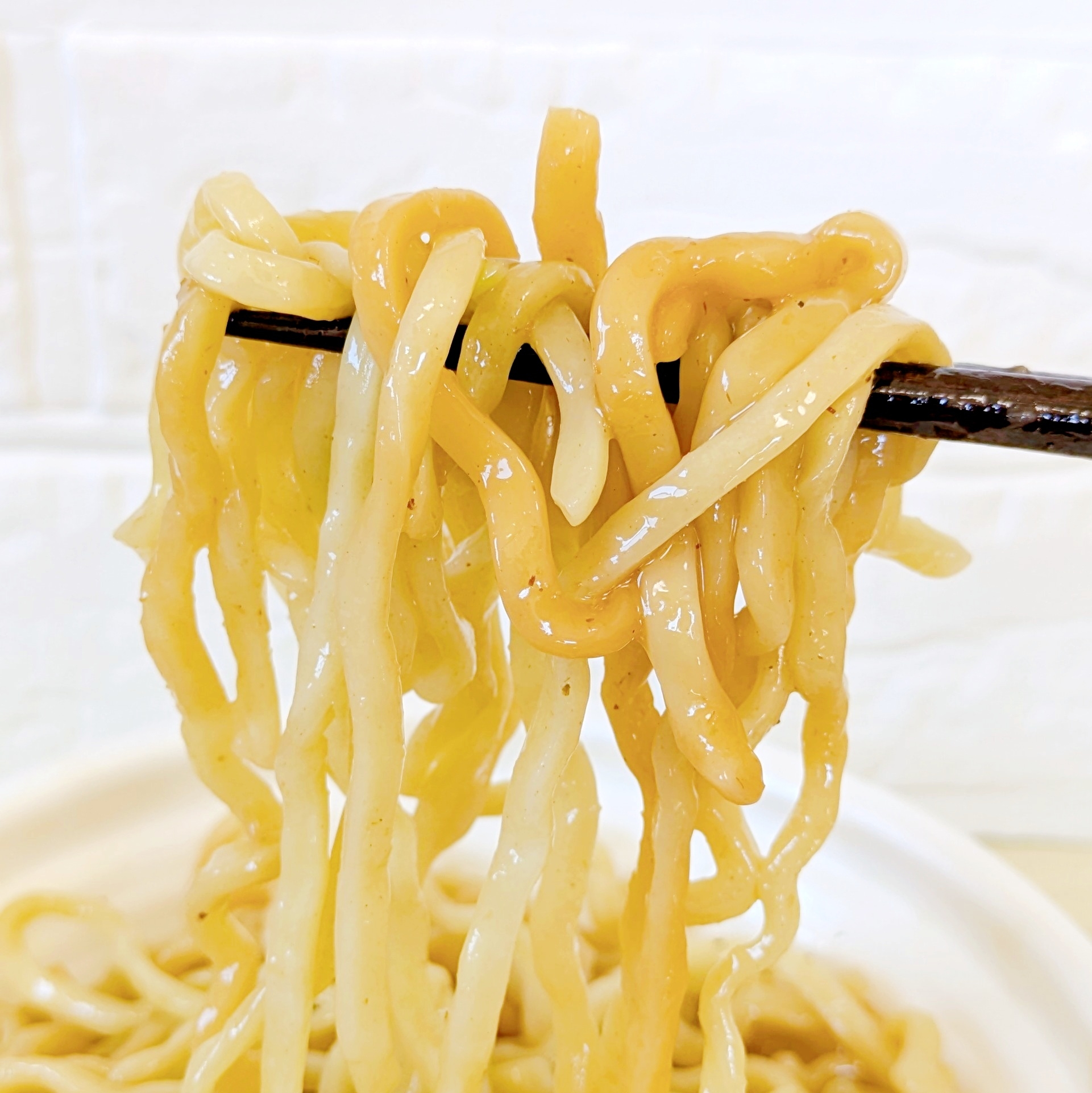 セブン-イレブンの「極太麺！コク旨醤油の油そば」