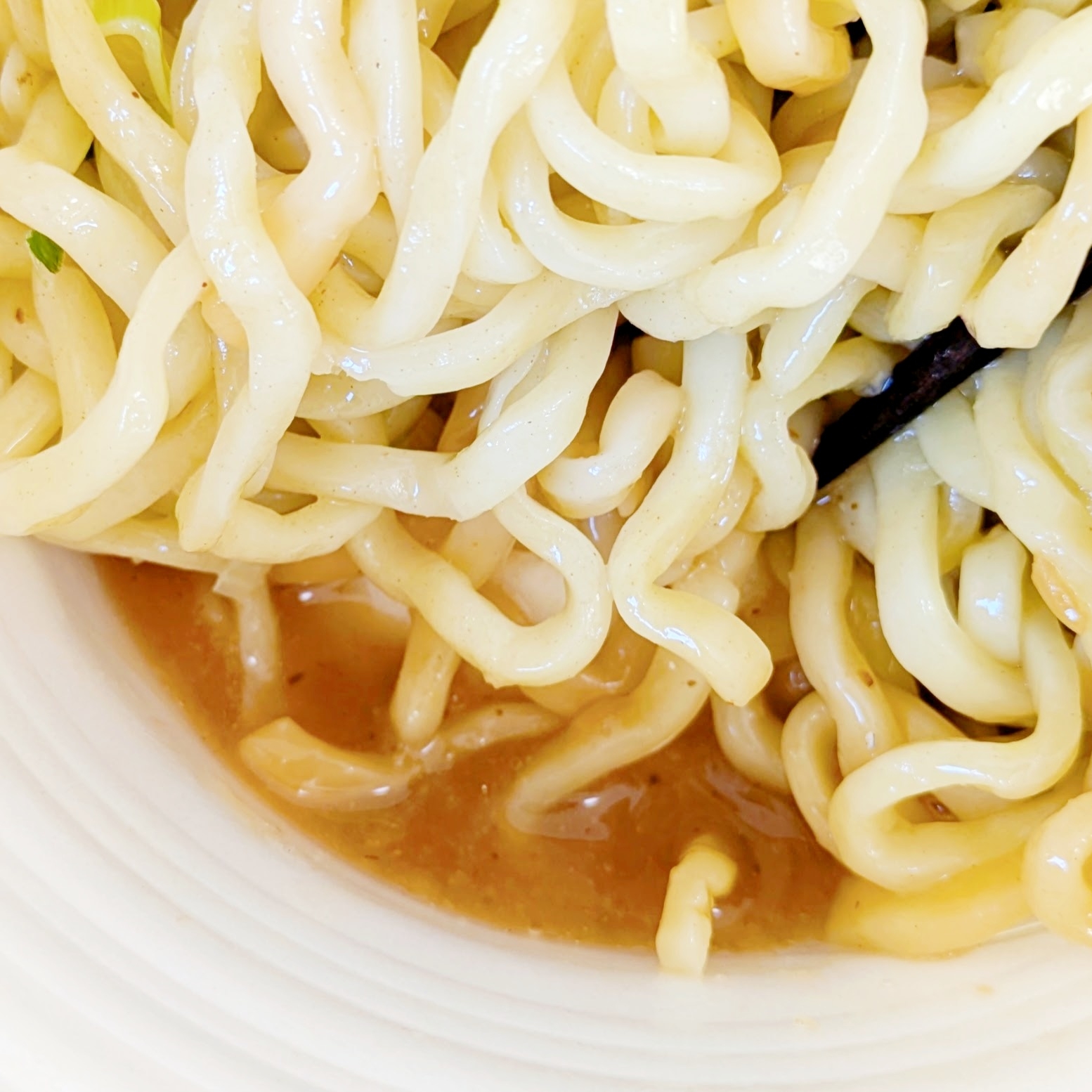 セブン-イレブンの「極太麺！コク旨醤油の油そば」