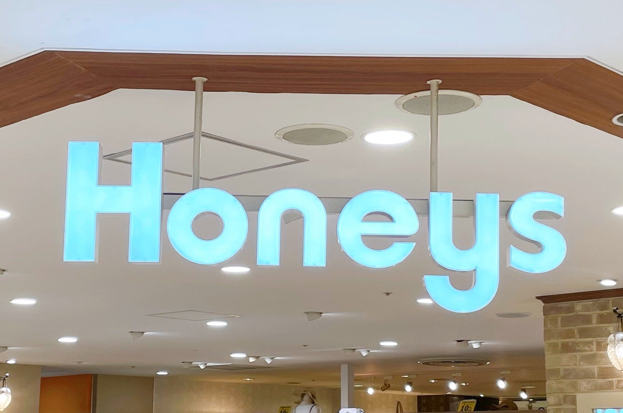 店内の「Honeys」看板と展示されている帽子などの衣料品。
