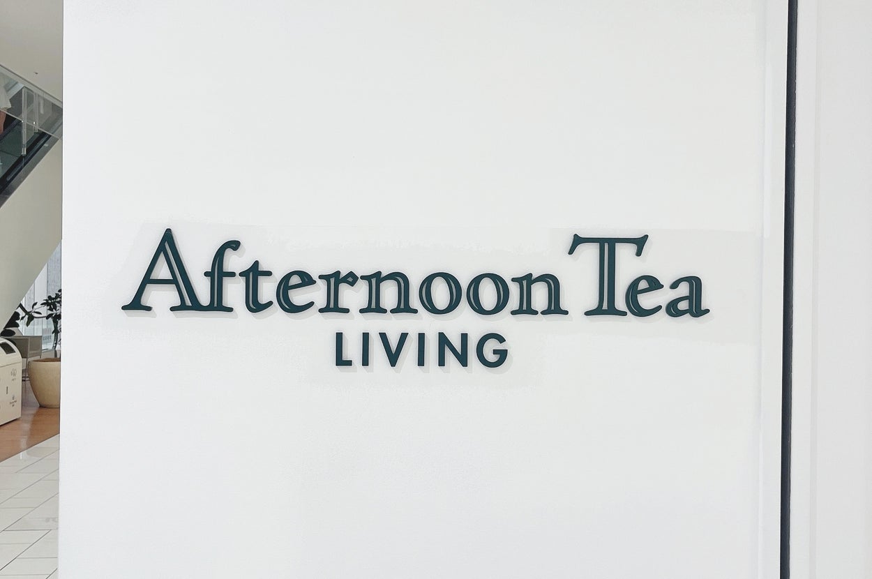 壁に「Afternoon Tea LIVING」と書かれたサイン。