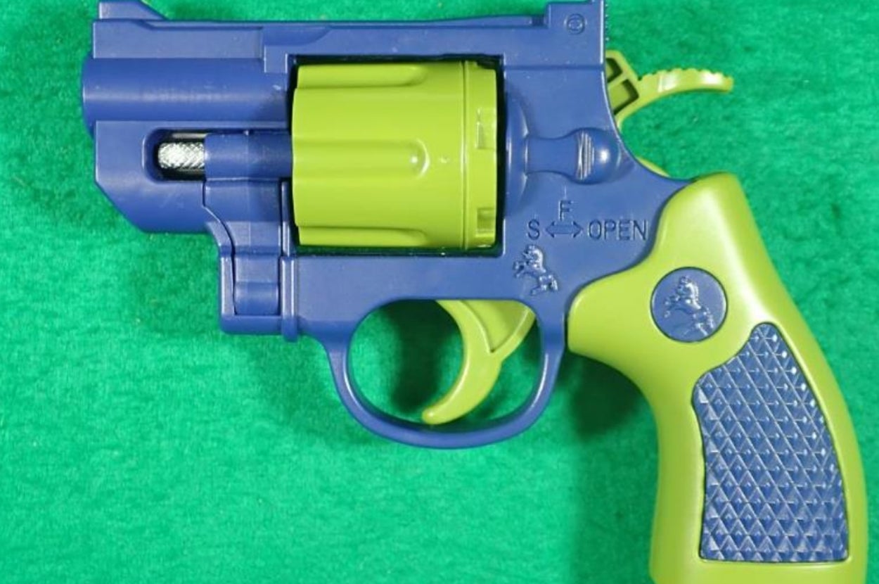取り締まり対象の「玩具と称する真正拳銃」の一例 / 警察庁より