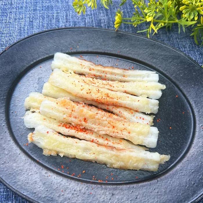 皿に盛られた焼きちくわ。上にスパイスがかかっている。