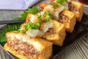 肉詰め厚揚げのおろしポン酢が皿に並べられています。