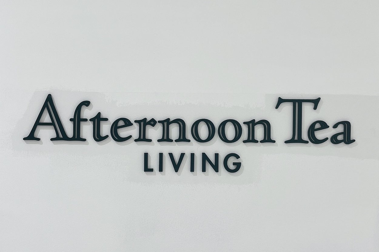 壁に「Afternoon Tea LIVING」と書かれたサイン。