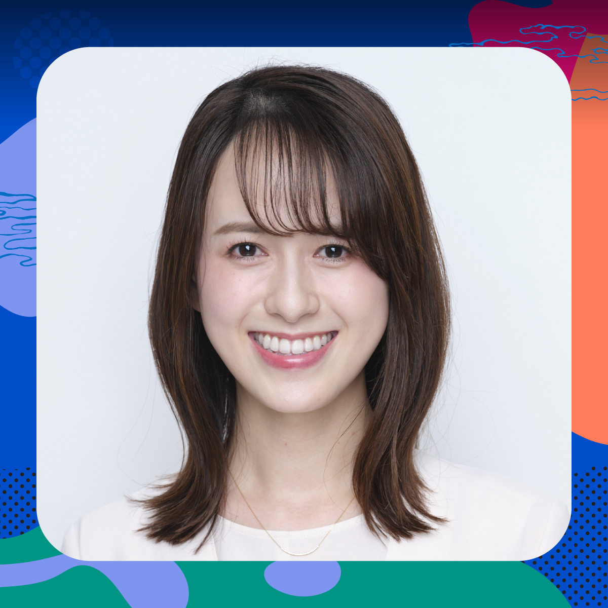 笑顔の女性が正面を向いているポートレート写真。