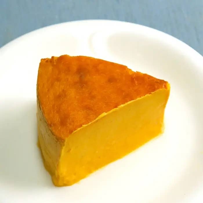 皿にのった一切れのケーキ。しっとりしたテクスチャーが見える。