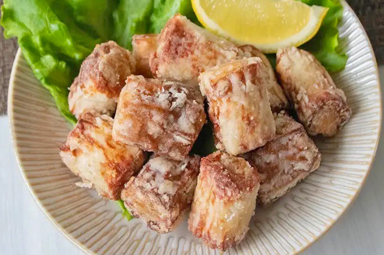 レタスとレモンが添えられた揚げ豆腐の盛り合わせが皿にのっている。