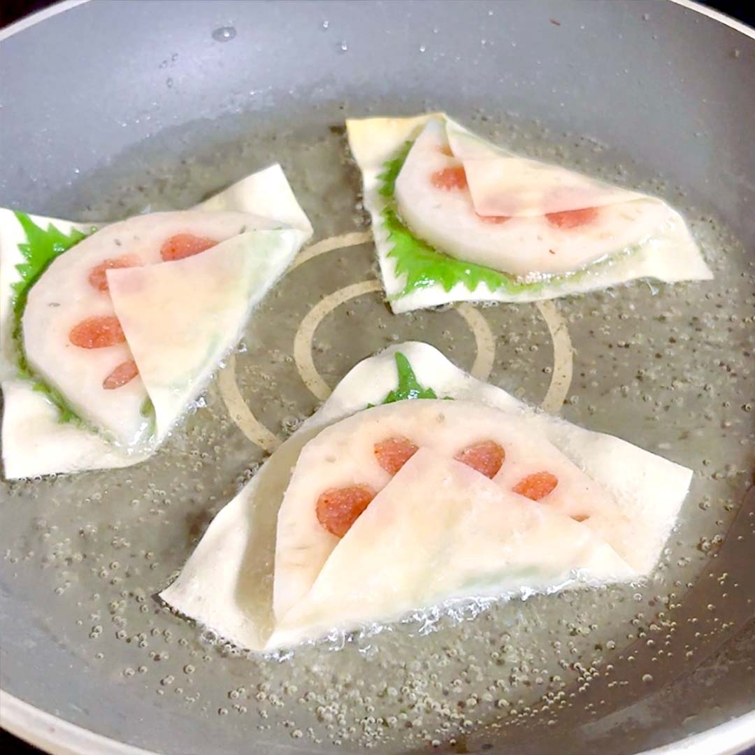 フライパンで焼かれている様子。