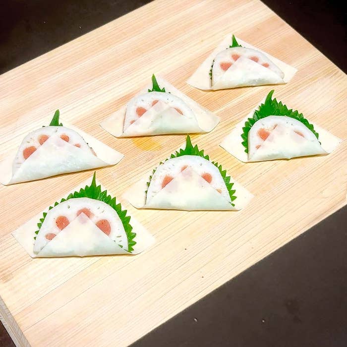 まな板の上に置かれたれんこん。