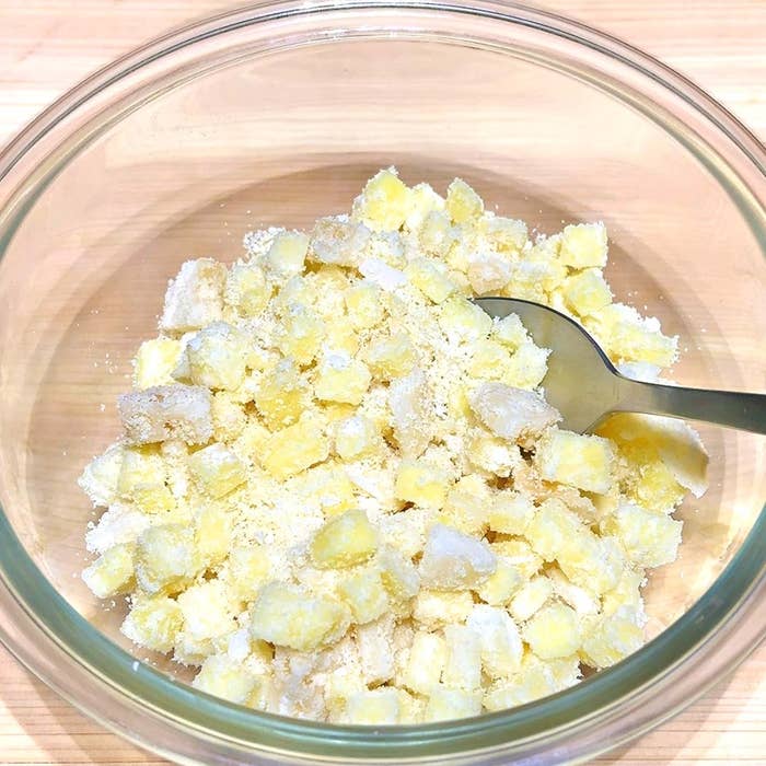 ガラスのボウルに角切りの食材が入っている。