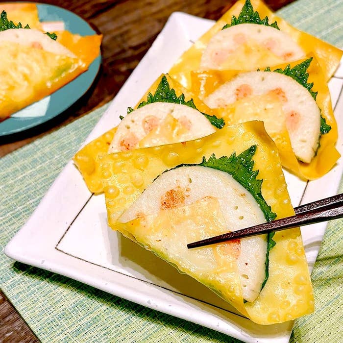 皿にれんこん料理が盛られている。