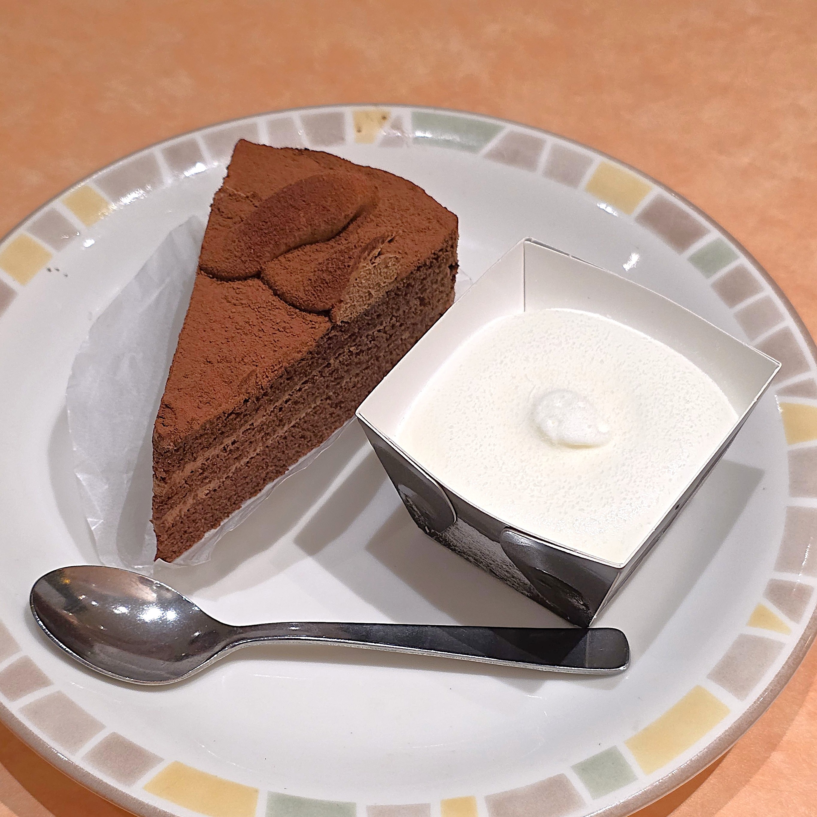 サイゼリヤ「チョコレートケーキ＆ミルクジェラート」
