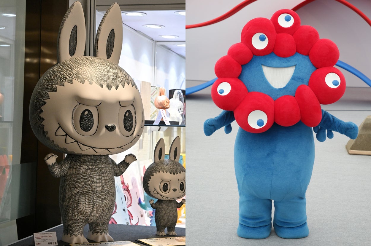ラブブ(左)とミャクミャク(AFP=時事/時事)