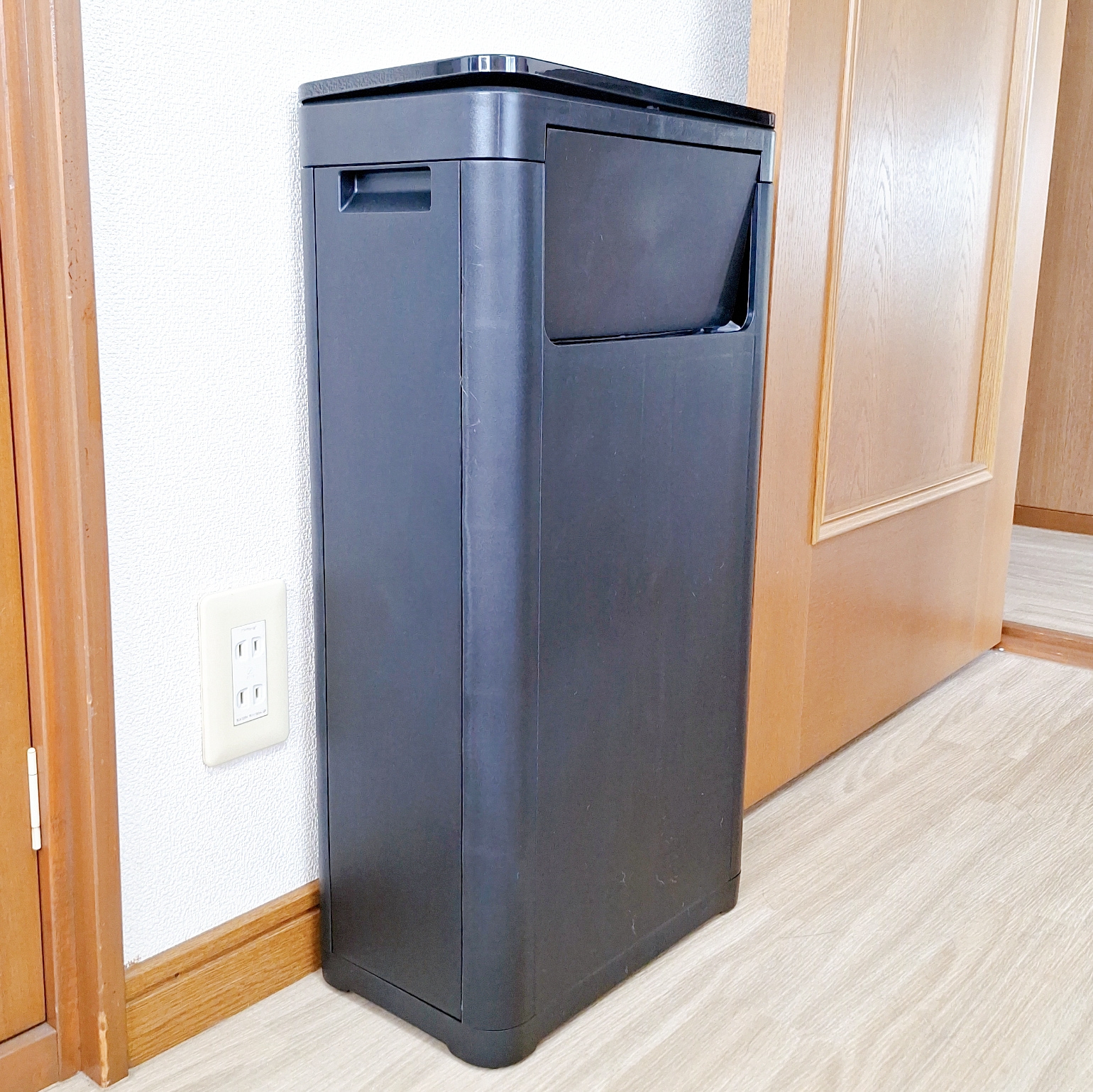 ニトリ「2WAY 壁にぴったりつけられるプッシュ式ペール 25L (ブラック)」