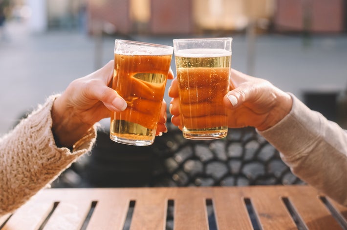 ビールを飲むイメージ（Iuliia Bondar / Getty Images）