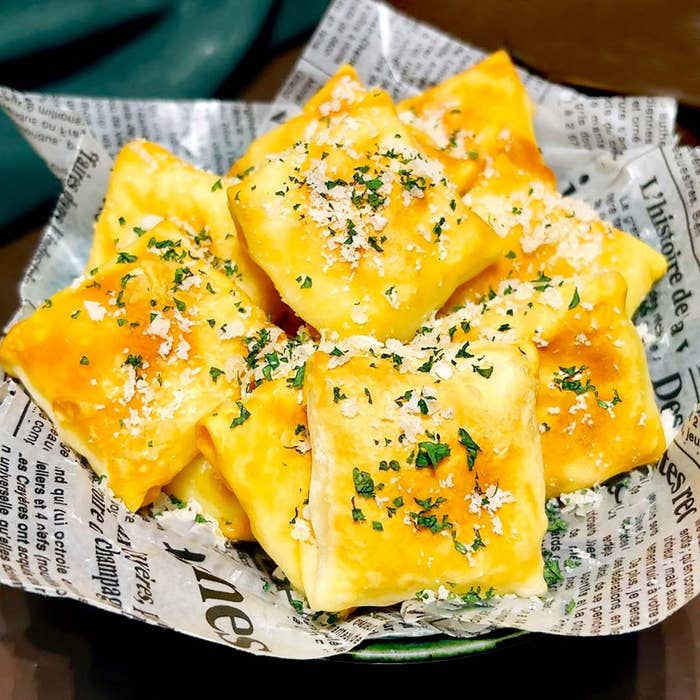 パセリとかかったチーズがトッピングされています。