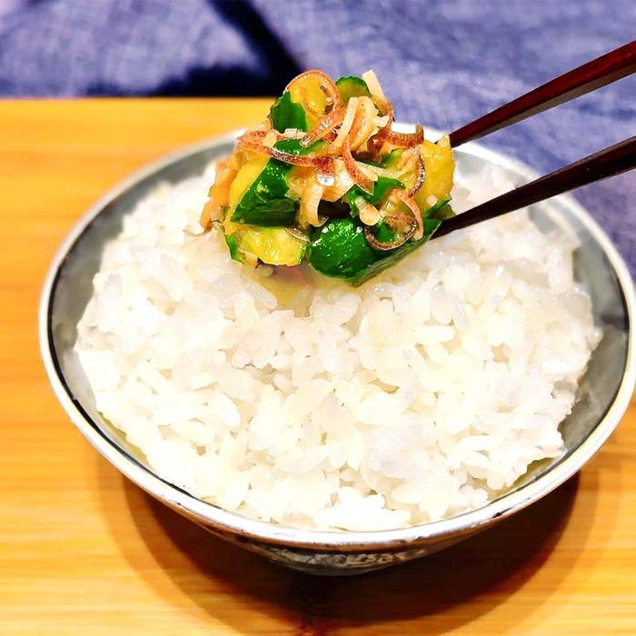 料理が箸で持ち上げられています。