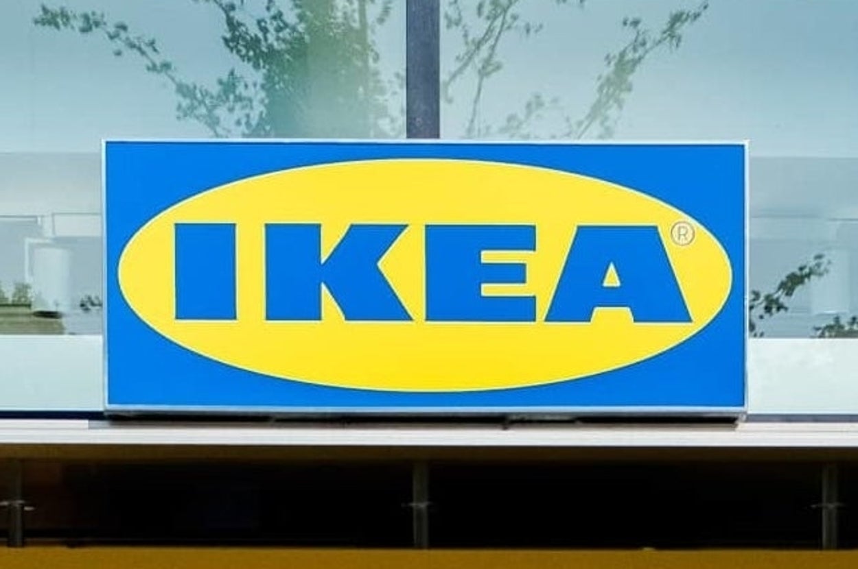 IKEAのロゴが建物の外壁に掲示されている。