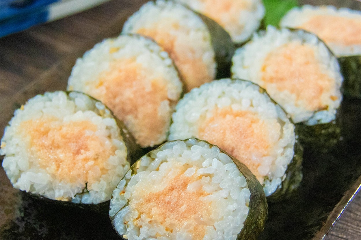 お皿に並べられたスパイシーツナの巻き寿司。海苔に巻かれたご飯の中央にピリ辛なツナサラダが詰められている。