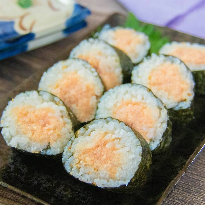 お皿に並べられた明太マヨのり巻き。のりに巻かれたご飯の中央に明太子とマヨネーズを混ぜたものが詰められている。