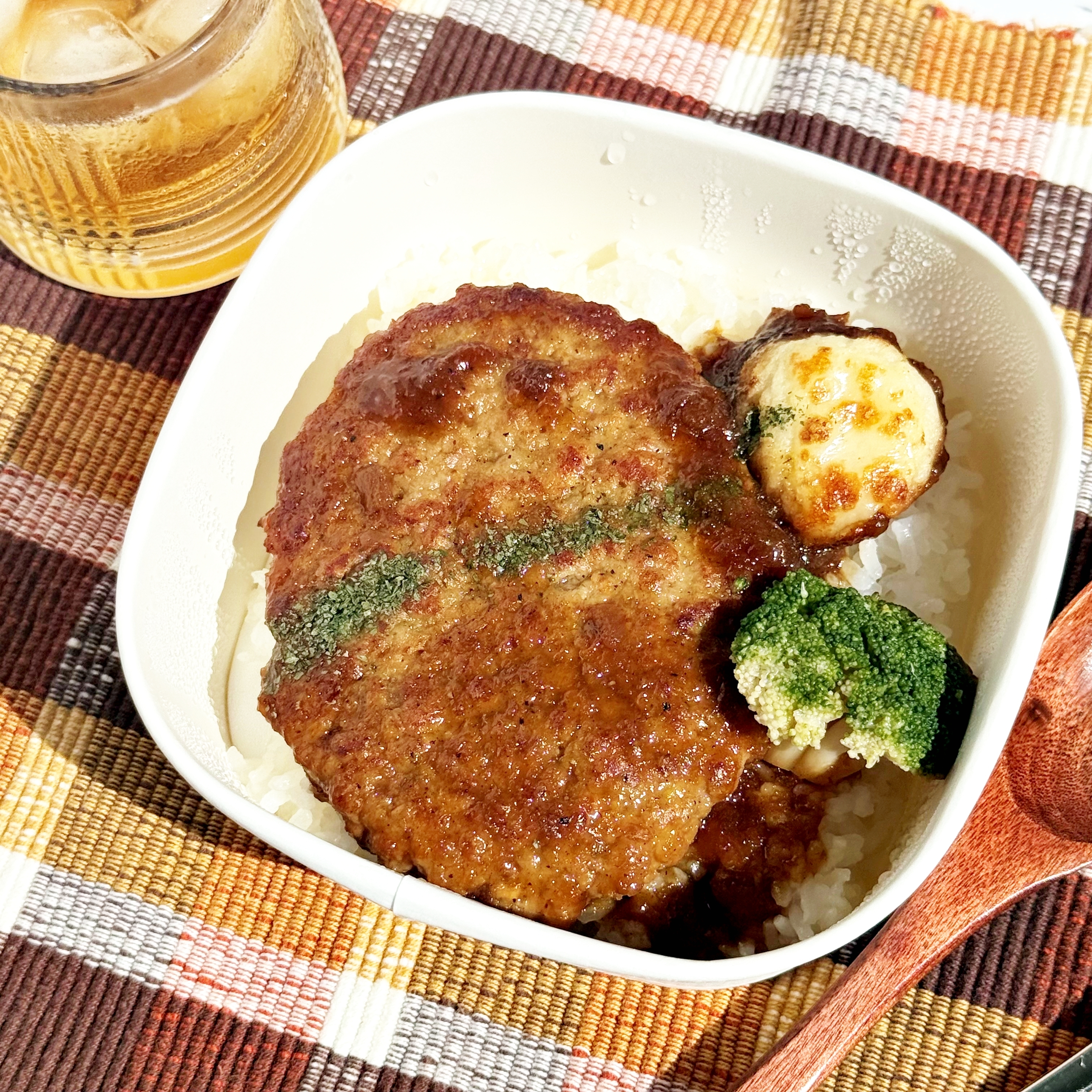セブン「おろし玉ねぎソースのハンバーグ丼」