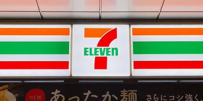 セブンイレブンの店舗ロゴ、赤い数字7と緑色の文字が特徴的な看板。