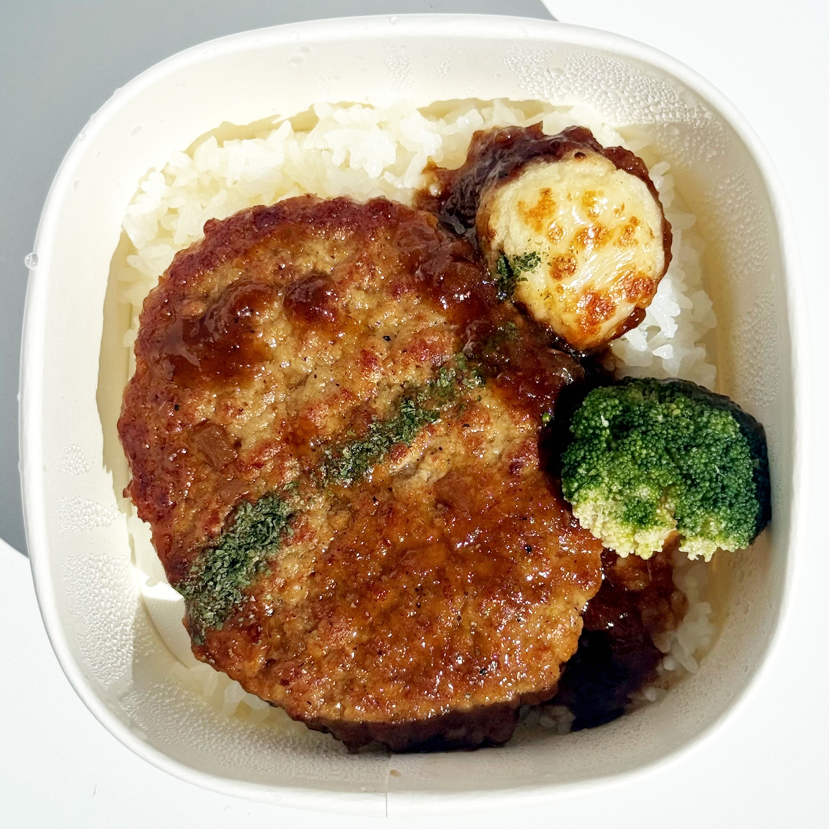セブン「おろし玉ねぎソースのハンバーグ丼」