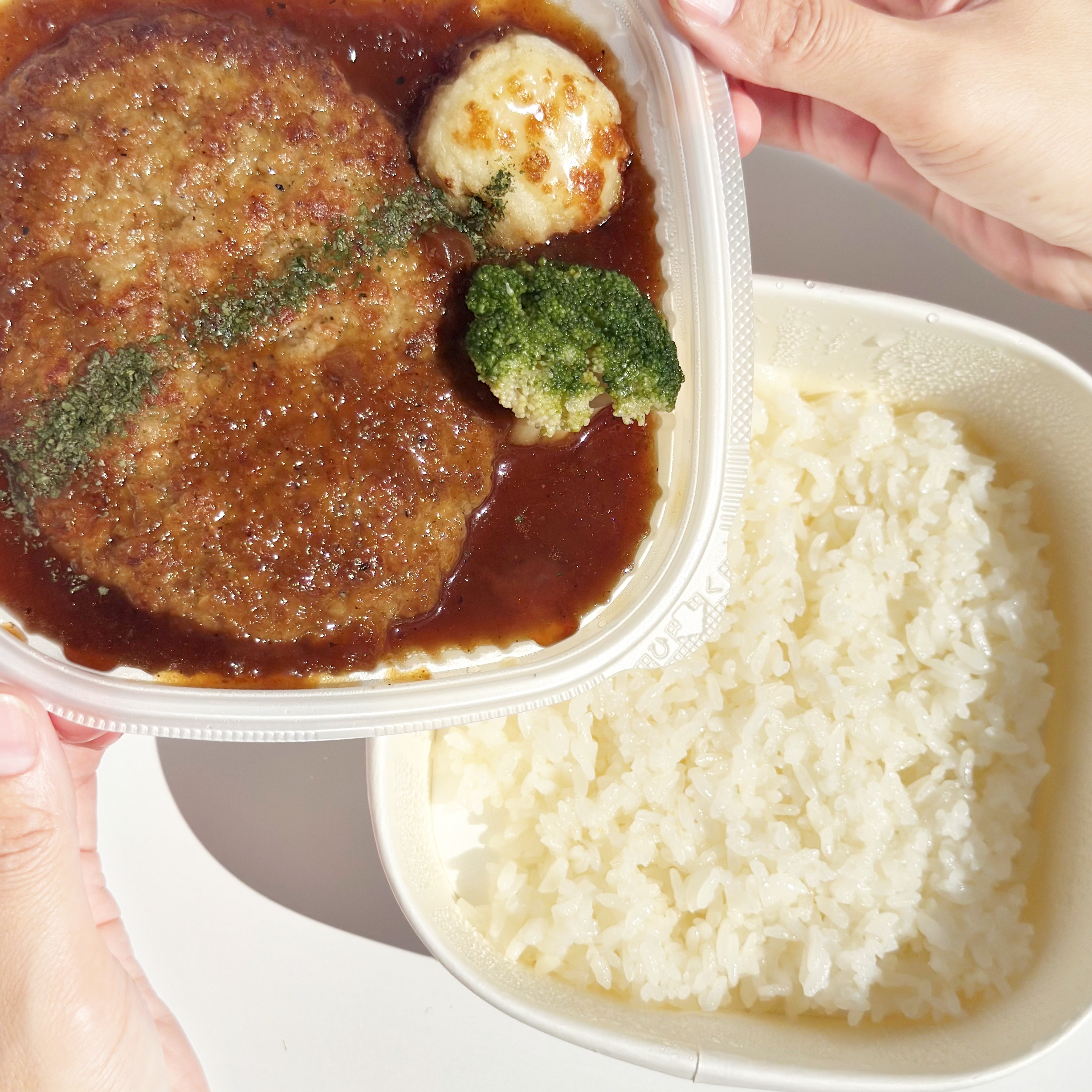 セブン「おろし玉ねぎソースのハンバーグ丼」