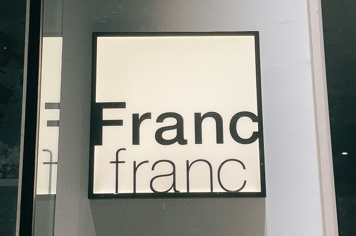 Francfrancの店舗ロゴが壁に掲示されている。